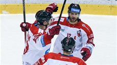 Jan Knotek (�elem) slaví se spoluhrá�i gól Olomouce.