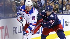 Luká Sedlák z Columbusu (vpravo) napadá J.T. Millera z New York Rangers.