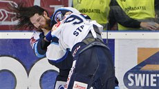 Ryan Hollweg z Plzn� a Jan Stránský z Liberce si dohodnutou bitku schovali na...