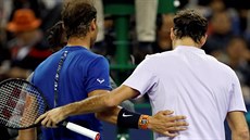 Roger Federer (vpravo) a Rafael Nadal po finále turnaje v Šanghaji.