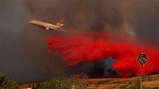 Letoun DC-10 vypouští zpomalovač hoření na větrem poháněný požár pod ním. (9....