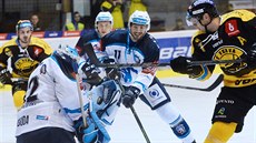 Litvínovský Ji�í Gula p�ed plze�ským branká�em  Miroslavem Svobodou.