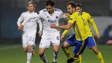 Zlínský Petr Jirá�ek (vpravo) se sna�í zastavit  Uro�e Mati�e z Kodan�.