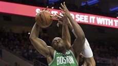 Guerschon Yabusele (vlevo) z Bostonu v souboji s  Jahlilem Okaforem z...