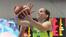 Alena Hanuová (ve lutém) z USK Praha útoí na ko Bourges pes Alexii...