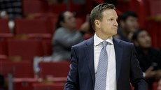 Scott Brooks sleduje hru Washingtonu.