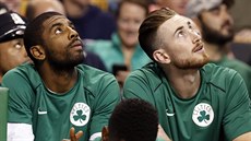 Kyrie Irving (vlevo) a Gordon Hayward sledují vývoj zápasu jejich Bostonu.