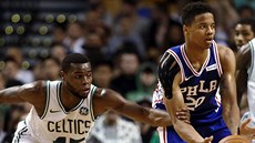 Kadeem Allen (45) z Bostonu doráí na Markelleho Fultze z Philadelphie.