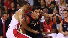 Carlos Delfino (vpravo) z Baskonie útoí v duelu s Olympiakosem Pireus.