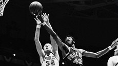 Connie Hawkins (42) v dresu Phoenix Suns bojuje s  Billym Cunninghamem (32) z...