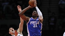 Joel Embiid z Philadelphie zakonuje pes Timofeje Mozgova z Brooklynu.