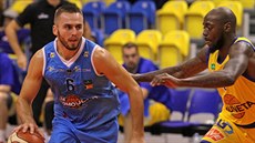 Marek Sehnal (vlevo) z Olomoucka úto�í v utkání s Ústím, brání ho Donald...