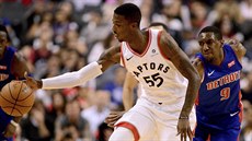 Delon Wright (55) z Toronta zpracovává mí v duelu s Detroitem.