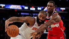 Ian Mahinmi (vpravo) z Washingtonu a Kyle O'Quinn z New Yorku v souboji o mí.