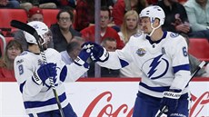 Tyler Johnson (9) a Anton Stralman (6) z Tampy slaví gól.