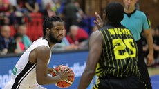 Nymburský basketbalista Quincy Diggs (vlevo) proti Kyleovi Weaverovi z Arisu...