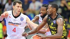 Nymburtí basketbalisté Petr Benda (vlevo) a Quincy Diggs brání Kylea Weavera z...