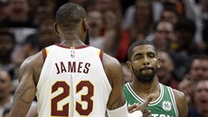 LeBron James (vlevo) z Clevelandu a Kyrie Irving z Bostonu na startu vzájemného...