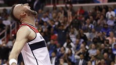 Marcin Gortat z Washingtonu slaví svou sme.