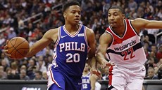 Otto Porter Jr. z Washingtonu brání Markelleho Fultze z Philadelphie.