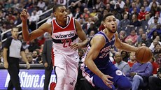 Otto Porter Jr. (vlevo) z Washingtonu neuhlídal Bena Simmonse z Philadelphie.