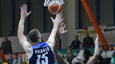 Momentka z duelu basketbalist Ústí nad Labem (lutá) a Kolína
