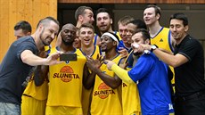 SELFÍKO. Selfie ústeckých basketbalist po vítzství nad Kolínem