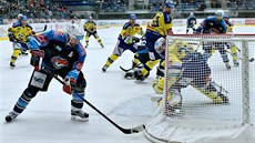 Ivan Huml z Chomutova ped brankou zlínského gólmana Libora Kaíka