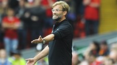 Jürgen Klopp, trenér Liverpoolu, dává pokyny svým svencm.