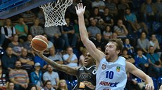 Nymburský basketbalista Ray Kendrick útoí, brání ho Pavel Houka z Dína.