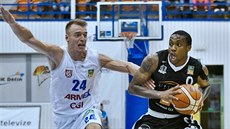 Dínský basketbalista Imon Jeek (vlevo) brání Raye Kendricka z Nymburku.