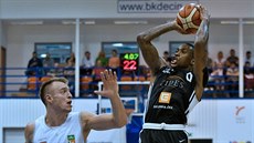 Nymburský basketbalista Ray Kendrick útoí pes imona Jeka z Dína.