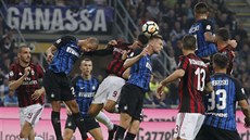 Momentka z duelu Inter Milán (modrá) vs. AC Milán