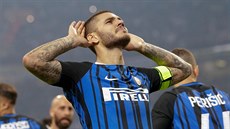 Mauro Icardi z Interu Milán slaví gól do sít AC Milán.