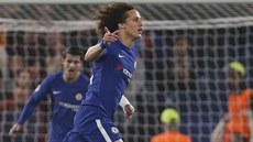 Stoper Chelsea David Luiz oslavuje gól.
