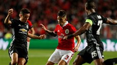 Alex Grimaldo z Benfiky dlá kliku Anderu Herrerovi, záloníkovi Manchesteru...