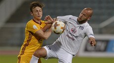 Daniel Tetour z Dukly (vlevo) a Jakub Petr ze Slovácka bojují o balon.