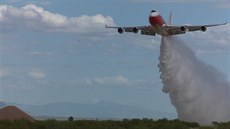 Test Boeingu 747 pestaveného na hasicí letoun