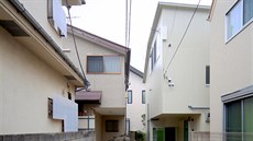Na předměstí Tokia vyrostla na dvorku rodinného domu novostavba, která zvenčí...