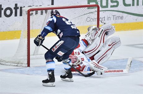 Martin Bako z Liberce v anci, kterou zmail olomoucký branká Branislav...