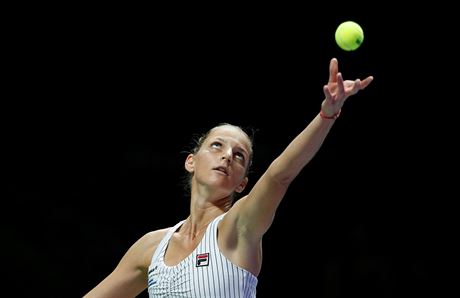 Tenistka Karolína Plíková podává v úvodním duelu Turnaje mistry v Singapuru.