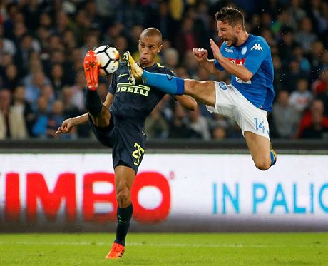 Dries Mertens z Neapole (vpravo) se za pomocí kopu ve stylu kung-fu snaí...