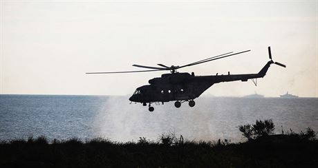 U picberk se zítila ruská helikoptéra Mi-8. Na palub bylo osm lidí.