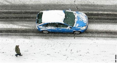 Policisté pistihli v Jeseníku za volantem auta mue pod vlivem drog, který má ízení soudem zakázáno. Na namrzlou zasnenou silnici navíc vyjel na letních pneumatikách. Ilustraní snímek