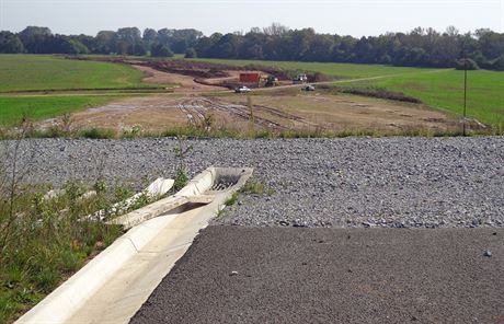 Takto vypadá aktuální konec dálnice D35 za kiovatkou v Opatovicích nad Labem. Její pokraování nabírá dalí skluz.