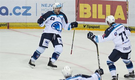 Hokejisté Plzn (zleva) Petr Straka a Matj Chalupa se radují z gólu.