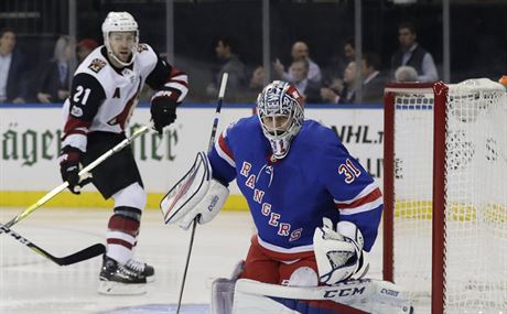 Brank New York Rangers Ondej Pavelec sleduje puk v utkn proti Arizon.