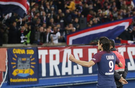 Edinson Cavani z Paris-Saint-Germain slaví svj gól proti Nice.