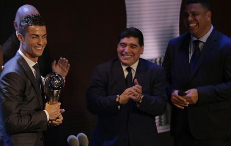 Cristiano Ronaldo hrd tímá trofej pro hráe roku podle ankety FIFA The Best.