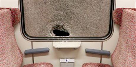 Neznámý vandal zaútoil v Plzni na jedoucí vlak.